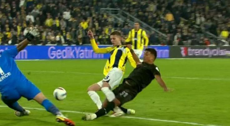 fenerbahce hatayspor macindaki tartismali pozisyonlari trio ekibi degerlendirdi bu kirmizi kart acik net