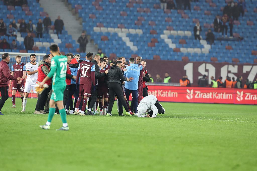 trabzonspor alanyaspor macinda kavga cikti huseyin cimsir yerde kaldi 11 8RsdUzfz