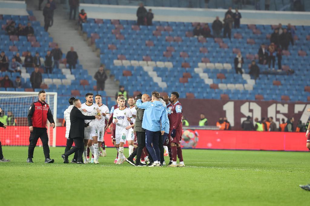 trabzonspor alanyaspor macinda kavga cikti huseyin cimsir yerde kaldi 13 ADa1vSI2