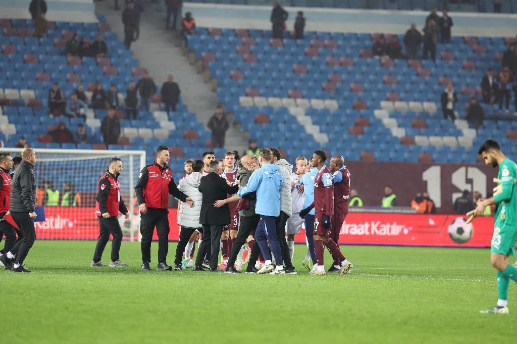 trabzonspor alanyaspor macinda kavga cikti huseyin cimsir yerde kaldi 14 ZJ3ARyTT