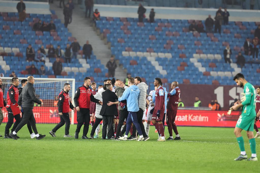 trabzonspor alanyaspor macinda kavga cikti huseyin cimsir yerde kaldi 15 TA5EI6rC