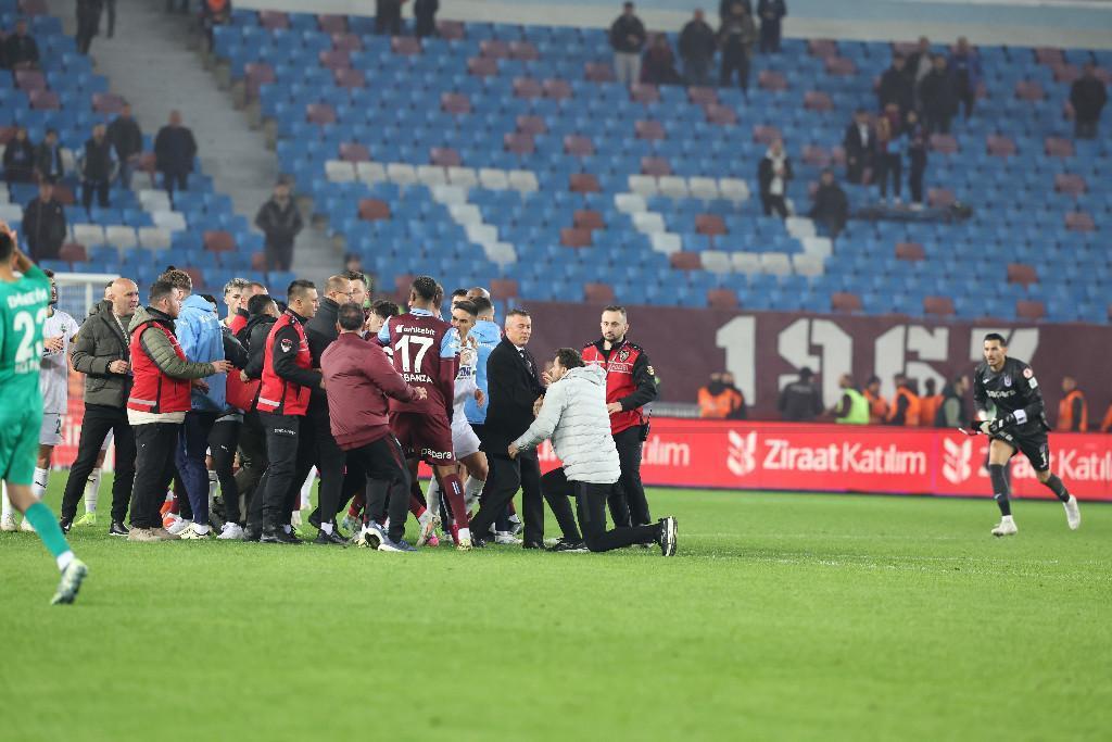 trabzonspor alanyaspor macinda kavga cikti huseyin cimsir yerde kaldi 16 uREmYav1