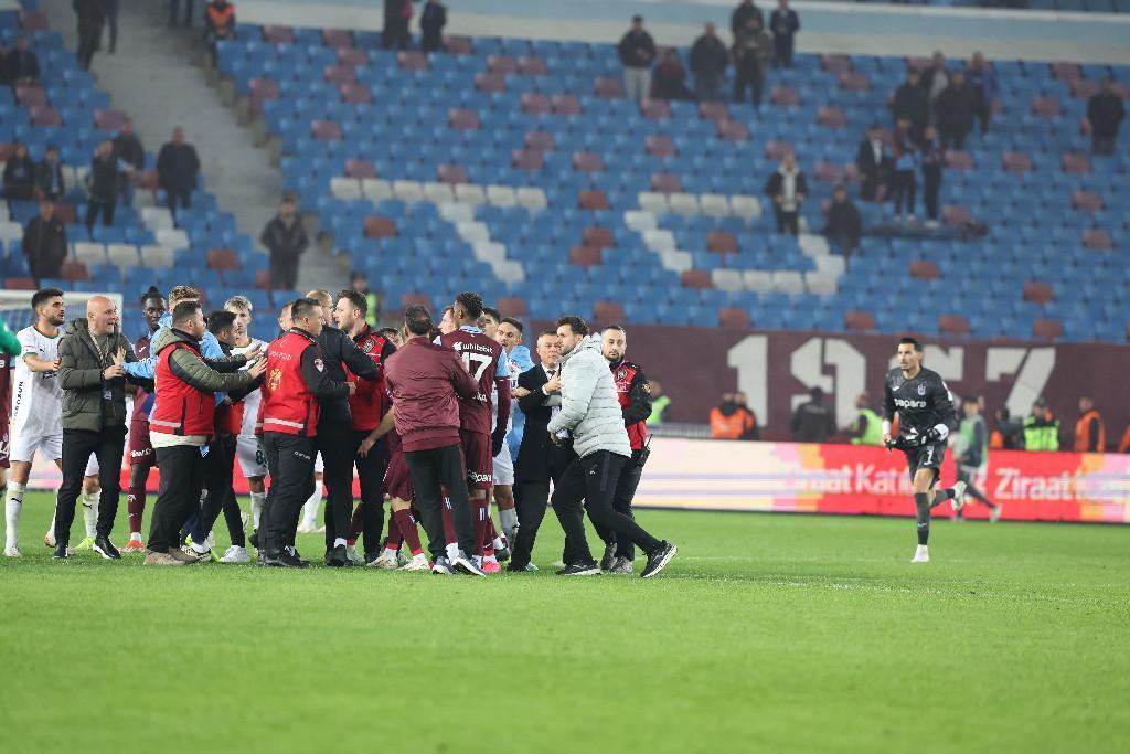 trabzonspor alanyaspor macinda kavga cikti huseyin cimsir yerde kaldi 17 O5jKCYgP