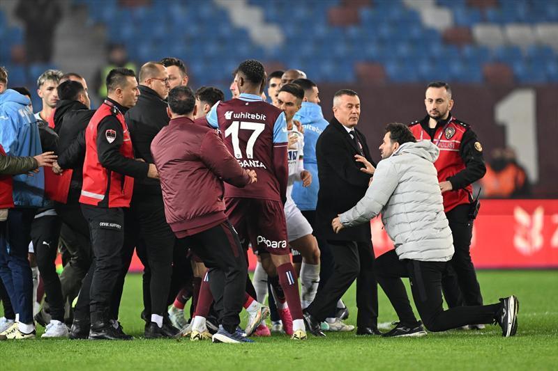 trabzonspor alanyaspor macinda kavga cikti huseyin cimsir yerde kaldi 3 dtKhaVXH