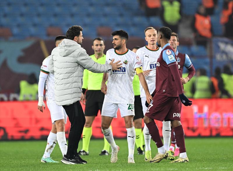 trabzonspor alanyaspor macinda kavga cikti huseyin cimsir yerde kaldi 6 PFqUtnXM