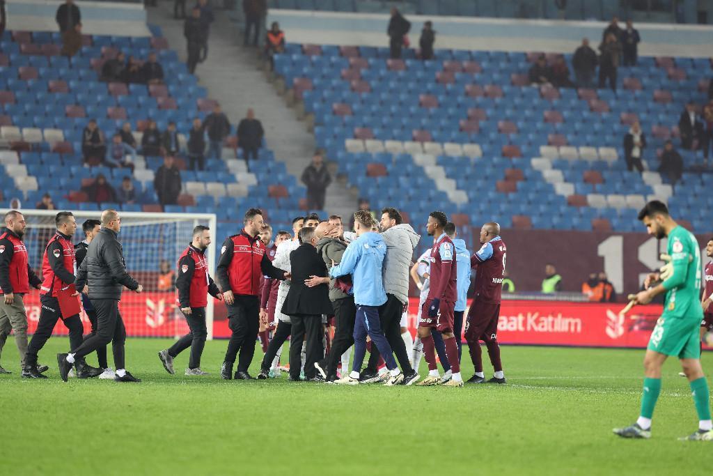 trabzonspor alanyaspor macinda kavga cikti huseyin cimsir yerde kaldi 9 pk1zHgrZ