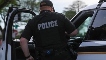 trump bir siyahiyi oldurmekten hukum giyen 2 eski polisi affetti x9LmS3WZ