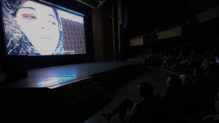 esadin yasakladigi film ilk kez gosterimde dflEHvqz