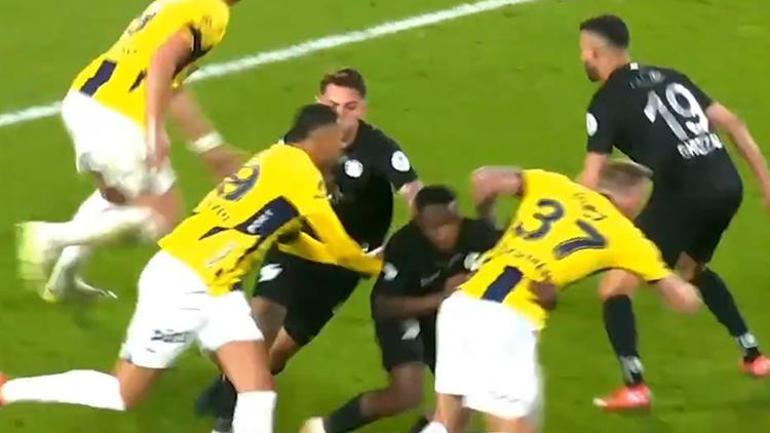 Fenerbahçe - Rizespor maçında tansiyon bir anda yükseldi! 45+8: VAR kontrolü, penaltı, kırmızı kart ve gol! 2 fenerbahce rizespor macinda tansiyon bir anda yukseldi 458 var kontrolu penalti kirmizi kart 6qAkfZlH