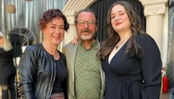 ingilterede egitim aldi anne babasinin izinde UuWQ9Sse