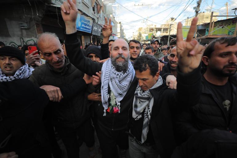israilin serbest biraktigi filistinli esirler gazze seridine ulasti 3
