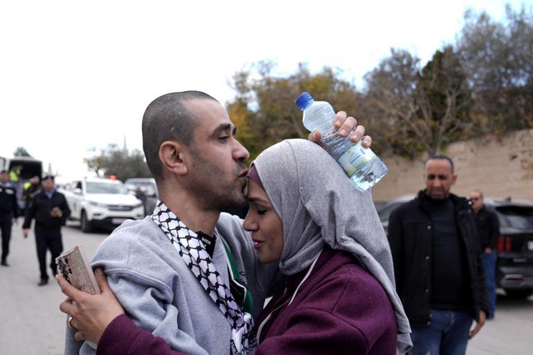israilin serbest biraktigi filistinli esirler gazze seridine ulasti 8