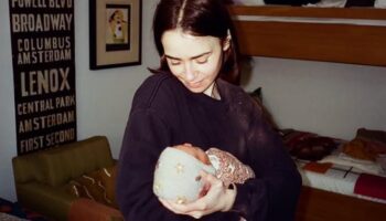 kizina kavustu ama annelik sevinci yarim kaldi sen o bebegi neden kendin dogurmadin 3kQWy1M7