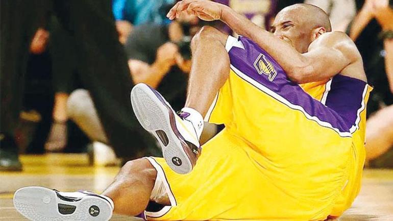 Kobe Bryant aşil tendonunu yırttığı maçta giymişti: Efsanenin ayakkabıları 660 bin dolar 1 kobe bryant asil tendonunu yirttigi macta giymisti efsanenin ayakkabilari 660 bin dolar 0 ZnyGndNW
