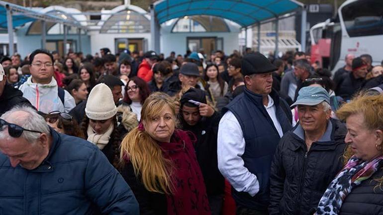 komsu besik gibi sallanmaya devam ediyor yarim saatte 8 deprem turistler tedirgin 1 dDM7C25R