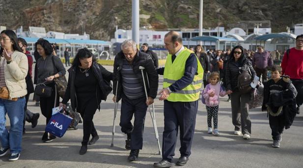 Komşuda panik: Uçaklar ve gemiler tıklım tıklım dolu! Gece boyunca 36 sarsıntı: 'Sismik hareketlilik azalmıyor aksine yoğunlaşıyor' 4 komsuda panik ucaklar ve gemiler tiklim tiklim dolu gece boyunca 36 sarsinti sismik hareketlilik iVs4cmKJ