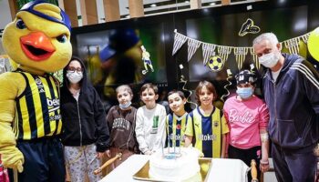 mourinhodan cocuklara anlamli ziyaret zl339gCb