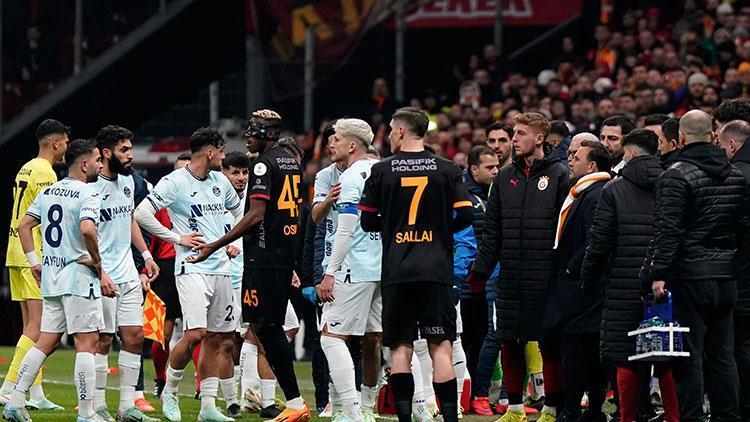 Sahadan çekilen Adana Demirspor'un cezası ne olacak? Geçen sezon yaşanmıştı 1 sahadan cekilen adana demirsporun cezasi ne olacak gecen sezon yasanmisti zT86JcZB