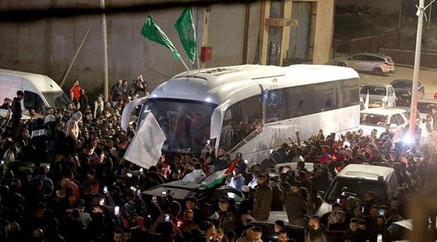 Son dakika... İsrail vahşeti gün yüzüne çıktı: Filistinli esire korkunç işkence... İsrail Netzarim Koridoru'ndan çekildi! 2 son dakika israil vahseti gun yuzune cikti filistinli esire korkunc iskence israil netzarim koridorundan GudbIZpF