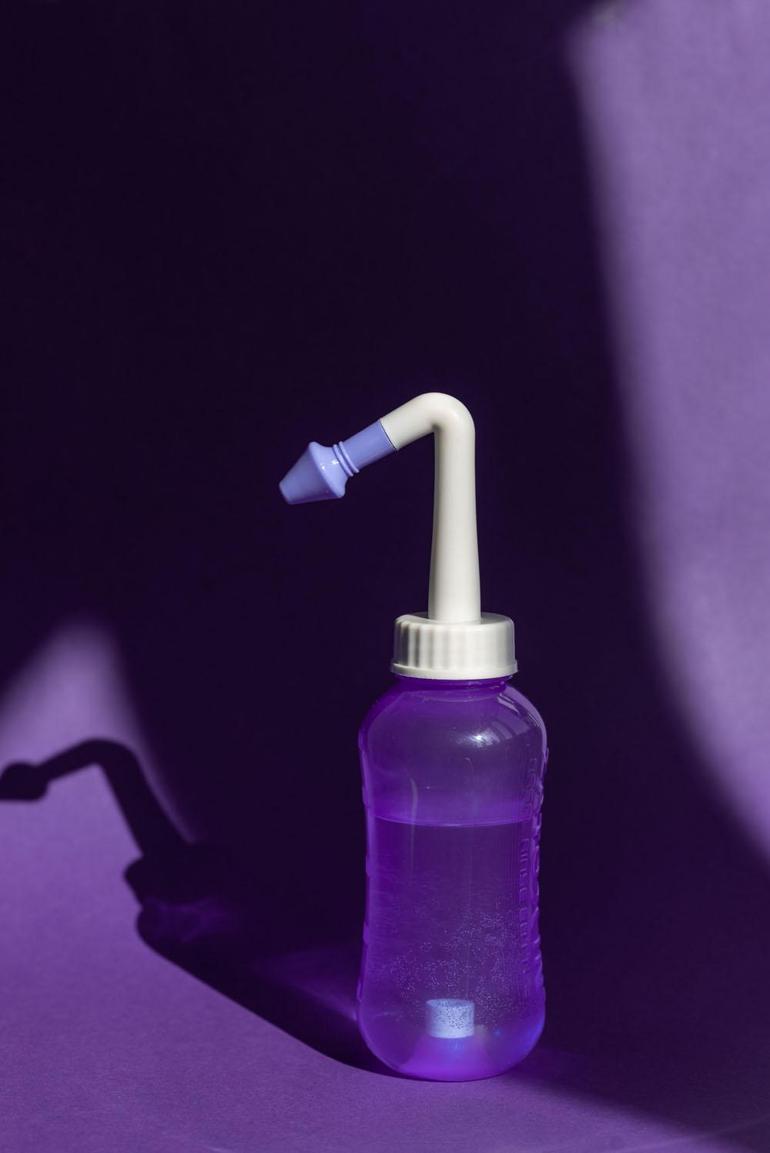 Şuruplar, ilaçlar, vitaminler arasında gözden kaçıyor! Burun yıkama solüsyonları semptomlarının süresini kısaltıyor, viral yükü azaltıyor 5 suruplar ilaclar vitaminler arasinda gozden kaciyor burun yikama solusyonlari semptomlarinin suresini kisaltiyor viral yuku KKZ8kP93