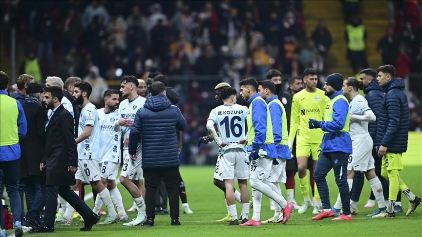 TAKIM SAHADAN ÇEKİLİRSE NE OLUR? (Adana Demirspor maçı) | Adana Demirspor neden sahadan çekildi, hükmen mağlup mu oldu? Galatasaray Adana Demirspor maçı ertelenecek mi? TFF 24. madde detayı! 1 takim sahadan cekilirse ne olur adana demirspor maci adana demirspor neden sahadan cekildi M3McwukZ