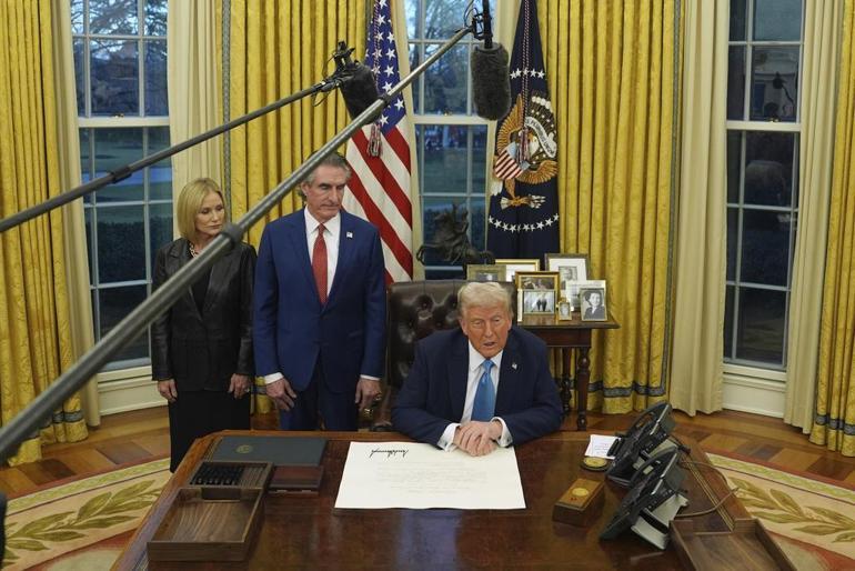 Trump dediğini yaptı: Ticaret savaşı resmen başladı.... Kanada ve Meksika'dan misilleme kararı! B planı devreye giriyor 2 trump dedigini yapti ticaret savasi resmen basladi kanada ve meksikadan misilleme karari b plani q6cRPQCg