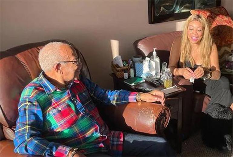 Ünlü sunucu pencerede çok gözyaşı döktü... Sonunda insafa gelip izin verdiler: Bırakın babacığıma gideyim 3 unlu sunucu pencerede cok gozyasi doktu sonunda insafa gelip izin verdiler birakin babacigima gideyim