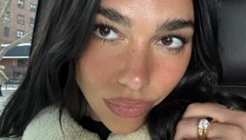 yuzugu takip balayina ciktilar bu halkayla deli gibi seven kalpleri birbirine baglandi OUOsx3Bi