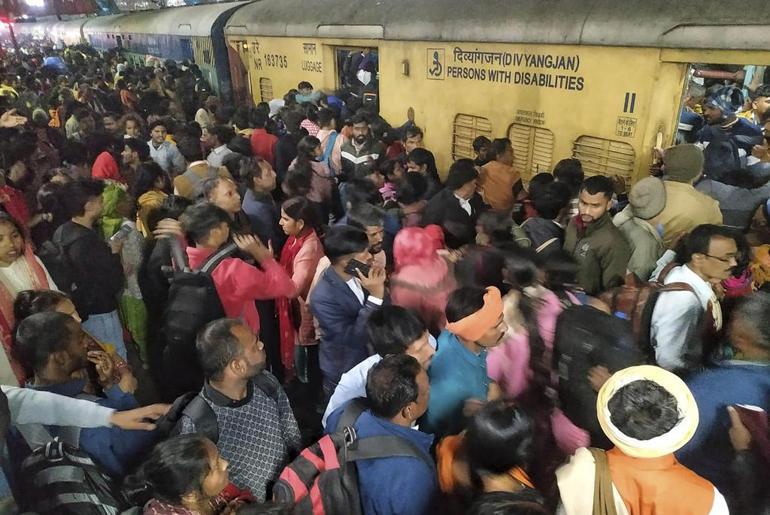 2 sefer iptal edildi, tren istasyonunda izdiham çıktı! Hindistan'da 18 ölü 1 2 sefer iptal edildi tren istasyonunda izdiham cikti hindistanda 18 olu 0 O58DKatl
