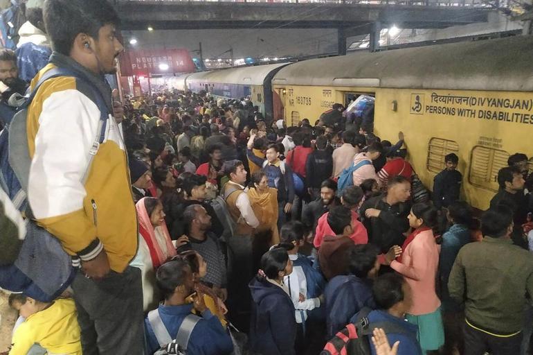 2 sefer iptal edildi, tren istasyonunda izdiham çıktı! Hindistan'da 18 ölü 3 2 sefer iptal edildi tren istasyonunda izdiham cikti hindistanda 18 olu 2 3SEj9KJc