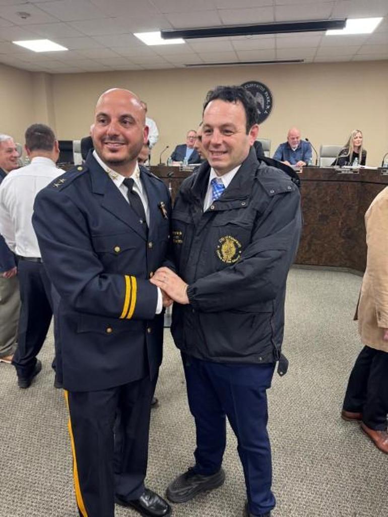 ABD'de New Jersey'de uzun yıllardır polislik yapan Türk'e şeflik görevi 2 abdde new jerseyde uzun yillardir polislik yapan turke seflik gorevi 1 BnaJFMTN