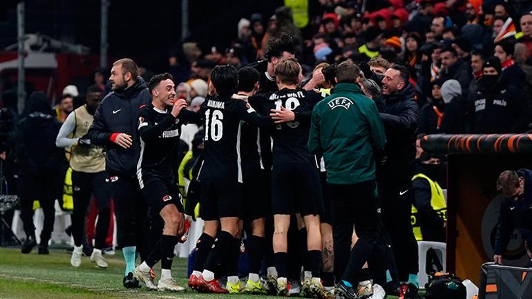 AZ Alkmaar oyuncuları Galatasaray taraftarına hayran kaldı: 'Futbolu işte bunun için oynuyoruz!" 1 az alkmaar oyunculari galatasaray taraftarina hayran kaldi futbolu iste bunun icin oynuyoruz 0 qf4dFfAW