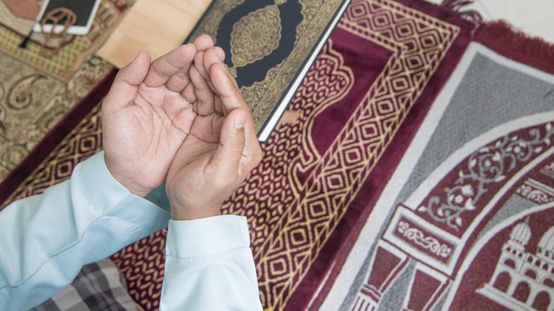 BERAT KANDİLİ TESBİH NAMAZI KILINIŞI (DİYANET BİLGİSİ) || Berat Gecesi Tesbih namazı nasıl kılınır, kaç rekat? Tesbih namazı ne zaman kılınır, hangi dua ve sureler okunur? 9 berat kandili tesbih namazi kilinisi diyanet bilgisi berat gecesi tesbih namazi nasil kilinir