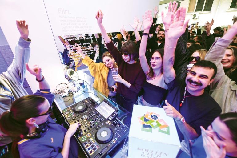 Düzenleyenler, katılanlar, DJ’ler anlattı: Kahve partilerini çok mu sevdik ve neden? 1 duzenleyenler katilanlar djler anlatti kahve partilerini cok mu sevdik ve neden 0 ny6HkT19