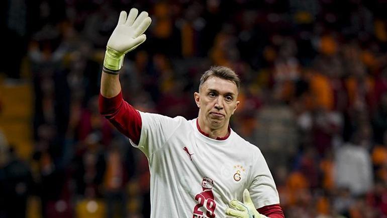 Galatasaray kaleci transfer için İstanbul'da ilk görüşmesini yaptı! Muslera'nın yerine... 1 galatasaray kaleci transfer icin istanbulda ilk gorusmesini yapti musleranin yerine 0 T9AOmkuh