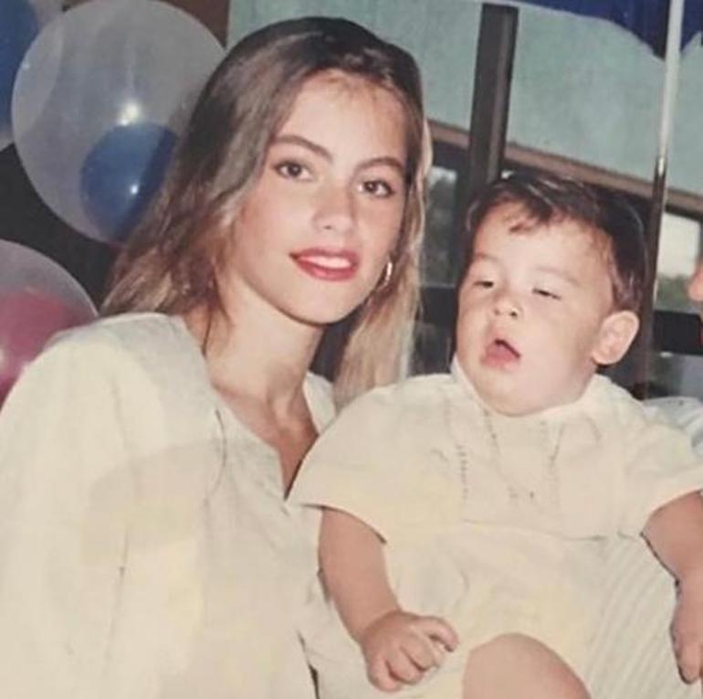 Hangi erkekle yan yana görülse herkes sevgilisi sanıyor... Ama onun tek hayali artık torun sevmek! 2 hangi erkekle yan yana gorulse herkes sevgilisi saniyor ama onun tek hayali artik torun KShYwHg3