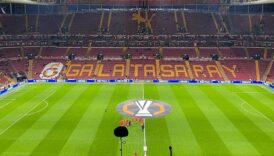 istanbuldaki yogun kar yagisi sonrasi endiselere neden olmustu iste galatasaray rams park stadinin zemininde fbl2OBLz