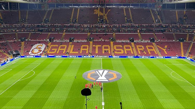 istanbuldaki yogun kar yagisi sonrasi endiselere neden olmustu iste galatasaray rams park stadinin zemininde fbl2OBLz