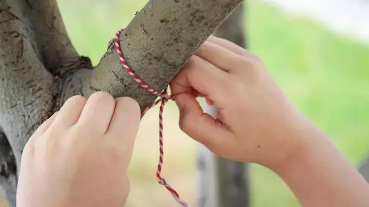 MARTENİÇKA DİLEK BİLEKLİĞİ RİTÜELİ 2025 || Marteniçka nedir, ne zaman takılır? Marteniçka ritüeli nasıl yapılır? 2 martenicka dilek bilekligi ritueli 2025 martenicka nedir ne zaman takilir martenicka ritueli nasil Z9fd3Dk1