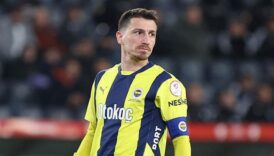 mert hakan yandasin fenerbahce ile 100 mac heyecani IfUuySI3