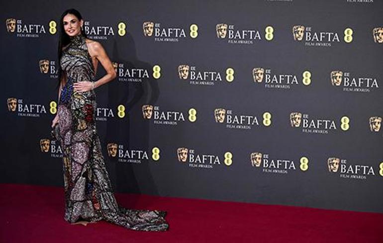 Nişanlandıktan sonra iğne ipliğe dönmüş! Selena Gomez ödül gecesine damgasını vurdu 5 nisanlandiktan sonra igne iplige donmus selena gomez odul gecesine damgasini vurdu 4 GC5Otm1Q