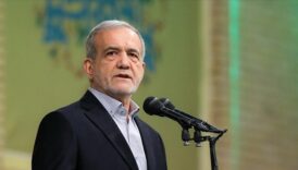 pezeskiyan turkce siir okurken bir yetkili tarafindan uyarildi 3OCbdkaI