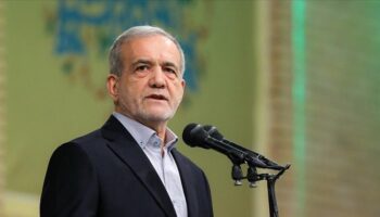 pezeskiyan turkce siir okurken bir yetkili tarafindan uyarildi 3OCbdkaI