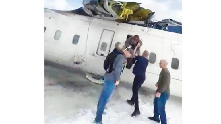 Ters dönen uçaktaki yolcular kazayı anlattı: Yarasa gibi baş aşağı kaldık 3 ters donen ucaktaki yolcular kazayi anlatti yarasa gibi bas asagi kaldik 2