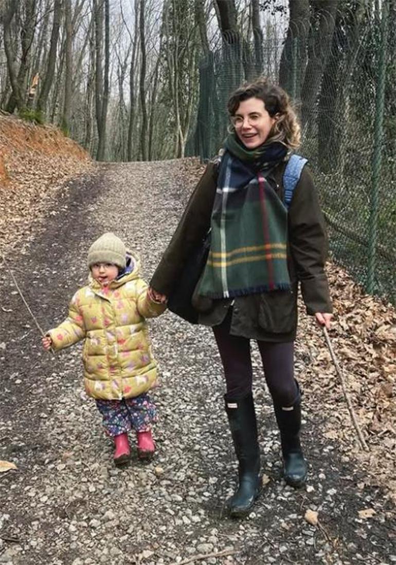 Türkiye'nin en ünlü dizisinde çocuk yıldızdı... Evlendi, yuvasını kurdu...Şimdi kendi kızını büyütüyor 3 turkiyenin en unlu dizisinde cocuk yildizdi evlendi yuvasini kurdusimdi kendi kizini buyutuyor 2 tES9bRVE