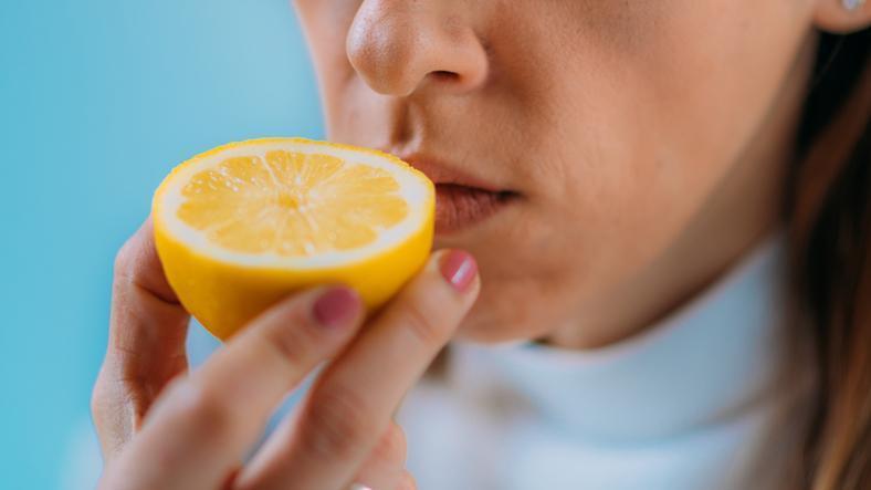 Yıllardır yanlış biliyormuşuz! Limonun kendisi değil kokusu tansiyonu düşürüyor 7 yillardir yanlis biliyormusuz limonun kendisi degil kokusu tansiyonu dusuruyor 6 VzYitSad