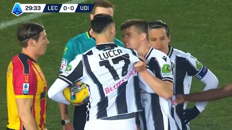 İtalya Serie A'da ilginç olay! Penaltı için takım arkadaşlarıyla kavga etti, golü tek başına kutladı, oyundan alındı! 1 italya serie ada ilginc olay penalti icin takim arkadaslariyla kavga etti golu tek basina PbqHqTgK