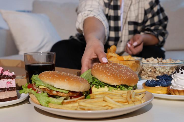 uzmanlar tehlikeleri konusunda uyardi mukbang akimi ozellikle gencler arasinda populerlesiyor 0 vsrtZhch