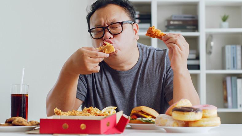 uzmanlar tehlikeleri konusunda uyardi mukbang akimi ozellikle gencler arasinda populerlesiyor 1 rs3LzsnT