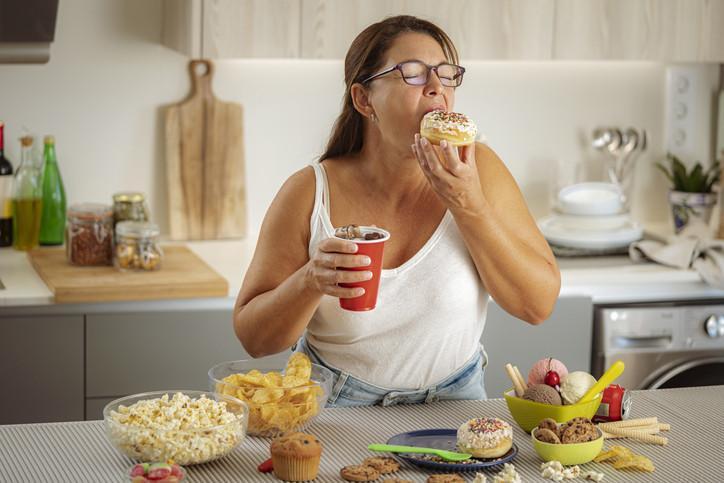 uzmanlar tehlikeleri konusunda uyardi mukbang akimi ozellikle gencler arasinda populerlesiyor 2